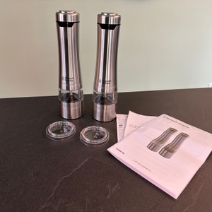 Der Lieferumfang der Russell-Hobbs-Salz-und-Pfeffermühlen steht auf einer Arbeitsplatte.