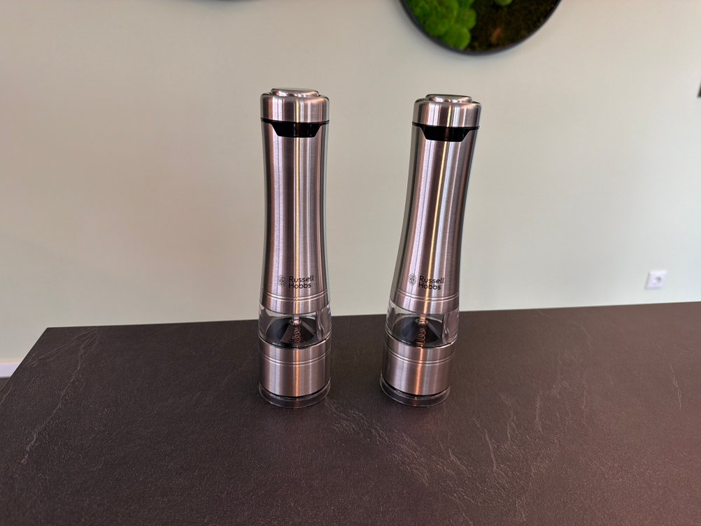 Die Russell-Hobbs-Salz-und-Pfeffermühlen stehen nebeneinander auf einer Arbeitsplatte.