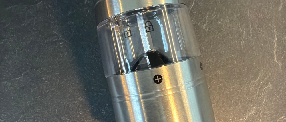 Eine Markierung zum Verschließen an einer der Russell-Hobbs-Salz-und-Pfeffermühlen.