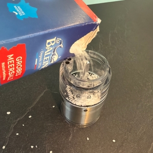 Salz wird in die Salzmühle von Russell Hobbs gekippt.