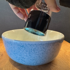 Pfeffer mahlen in einer Schale mit der Russell Hobbs Salz- und Pfeffermühlen-Set 28010-56