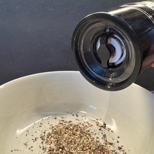 Mahlwerk-Ansicht von unten des Russell Hobbs Salz- und Pfeffermühlen-Sets 28010-56