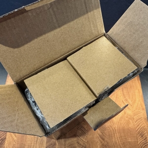 Geöffneter Karton beim Russell Hobbs Salz- und Pfeffermühlen-Set 28010-56