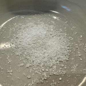 Grobe Salz-Körner mit dem Russell Hobbs Salz- und Pfeffermühlen-Set 28010-56