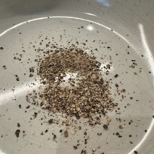 Feine Pfefferkörner mit dem Russell Hobbs Salz- und Pfeffermühlen-Set 28010-56