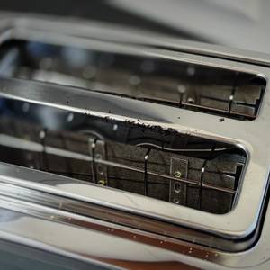 An den Schlitzen des getesteten Toasters von Russell Hobbs befinden sich angebrannte Rückstände.