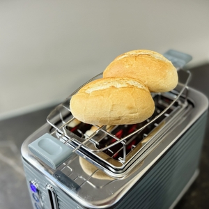 2 Brötchen auf dem mitgelieferten Aufsatz des Russell Hobbs