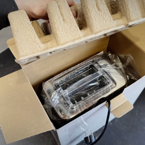 Der getestete Toaster von Russell Hobbs wird ausgepackt.