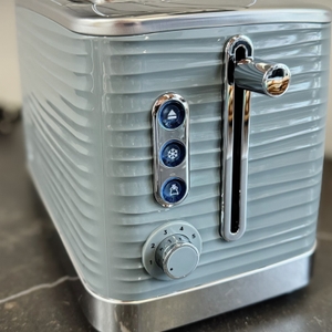 Toaster-Test: Nahansicht der Bedienelemente des Russell-Hobbs-Toasters.