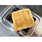 Eine Scheibe Toast liegt auf dem getesteten Toaster von Russell Hobbs.