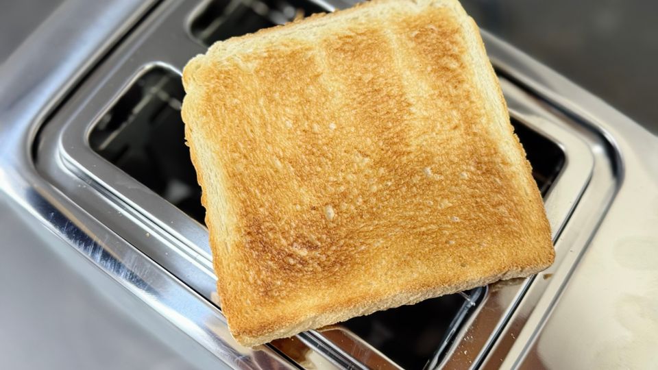 Eine Scheibe Toast liegt auf dem getesteten Toaster von Russell Hobbs.