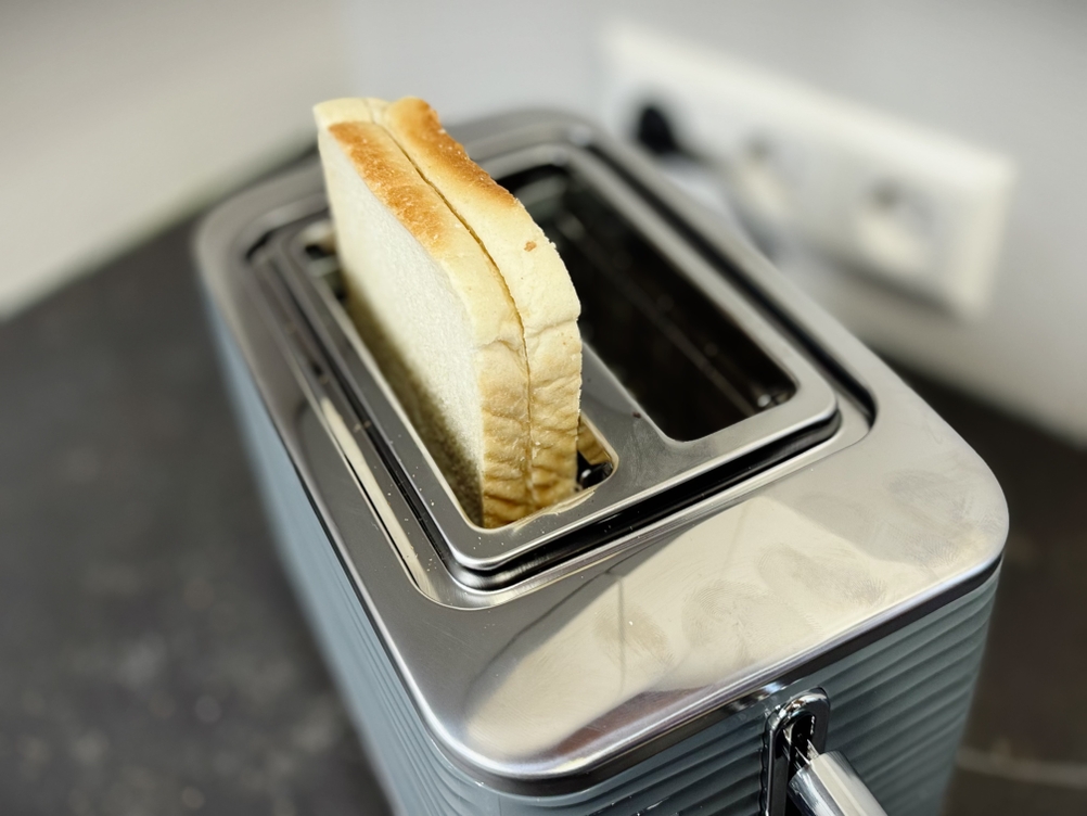 Toaster-Test: Im getesteten Russell-Hobbs-Toaster befinden sich zwei Toastscheiben in einem Schlitz.