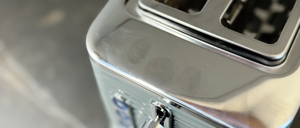 Toaster im Test: Auf der Chrom-Oberseite des Russell Hobbs befinden sich mehrere Fingerabdrücke.