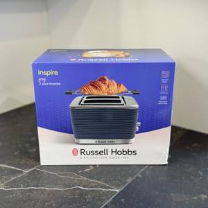 Der getestete Toaster von Russell Hobbs steht verpackt auf einer dunklen Arbeitsfläche.