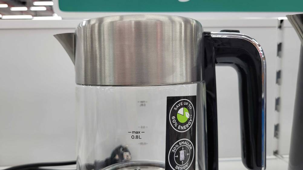 Russell-Hobbs-Wasserkocher-Test: Nahaufnahme des Deckels und des Griffes.