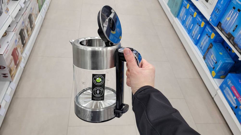 Eine Hand hält einen Russell-Hobbs-Wasserkocher im Test hoch.