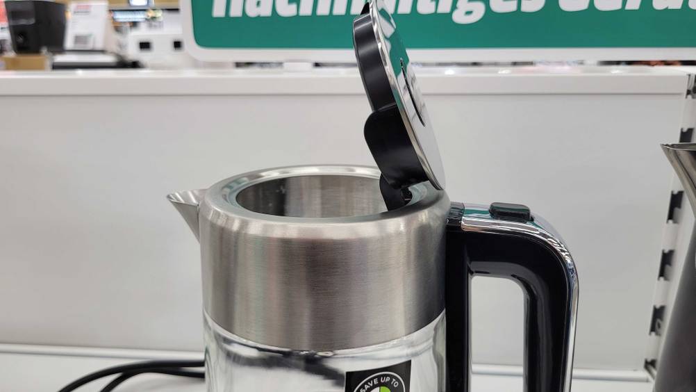 Russell-Hobbs-Wasserkocher getestet: Nahaufnahme des geöffneten Deckels am Gerät.