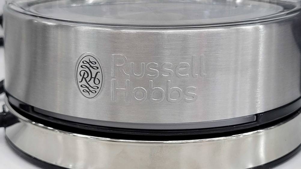 Russell-Hobbs-Wasserkocher im Test: Nahaufnahme des Logos auf dem Gerät.
