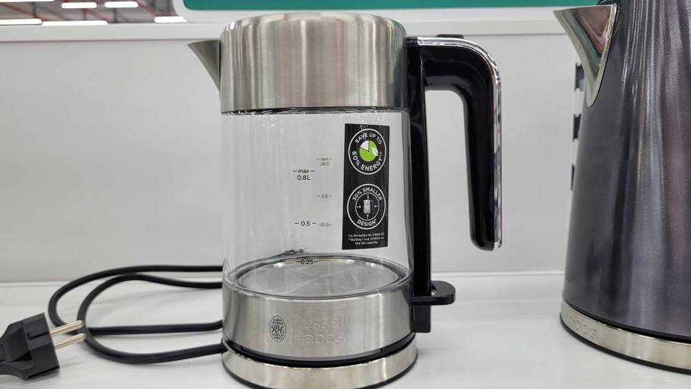 Ein getesteter Russell-Hobbs-Wasserkocher auf einem Verkaufsregal von der Seite.