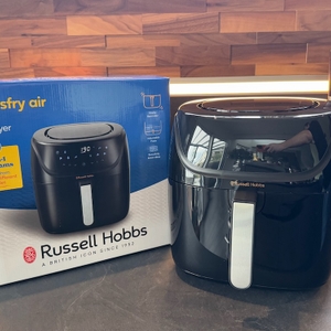 Die Russel-Hobbs-Fritteuse steht neben ihrer Originalverpackung.