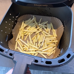 Pommes auf einem Backpapier in der Russell Hobbs XXL 27170-56