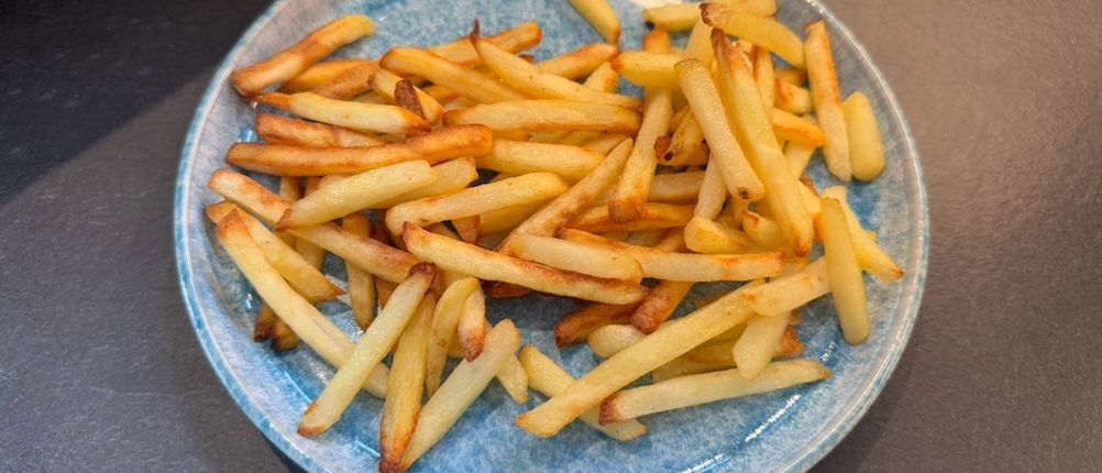 Fertige Pommes auf einem blauen Teller