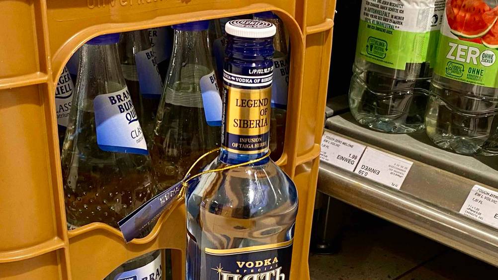 Russischer Wodka getestet: Nahaufnahme des Flaschenhalses mit Schrift.