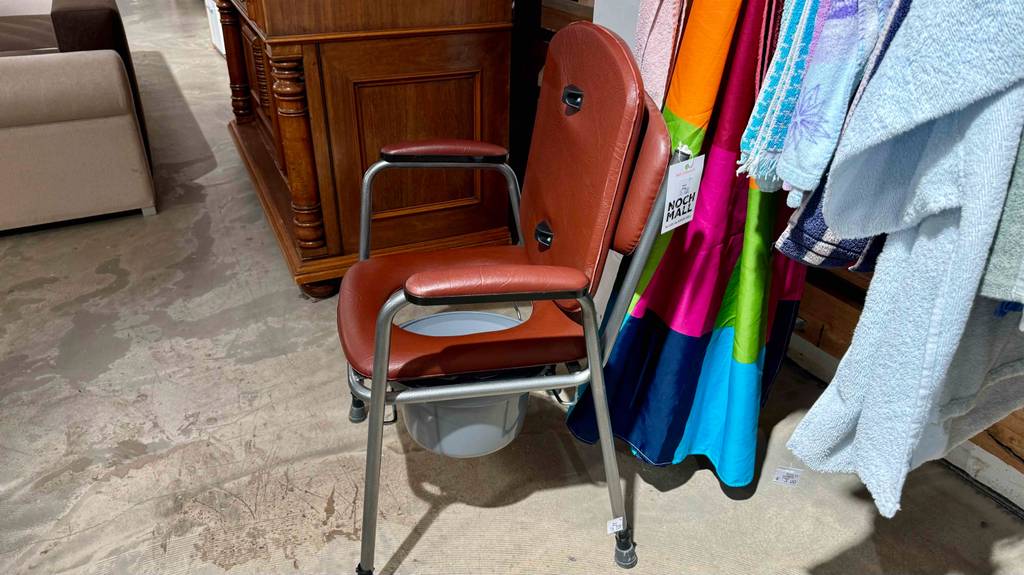 Getestet: Ein Toilettenstuhl von der Seite betrachtet.