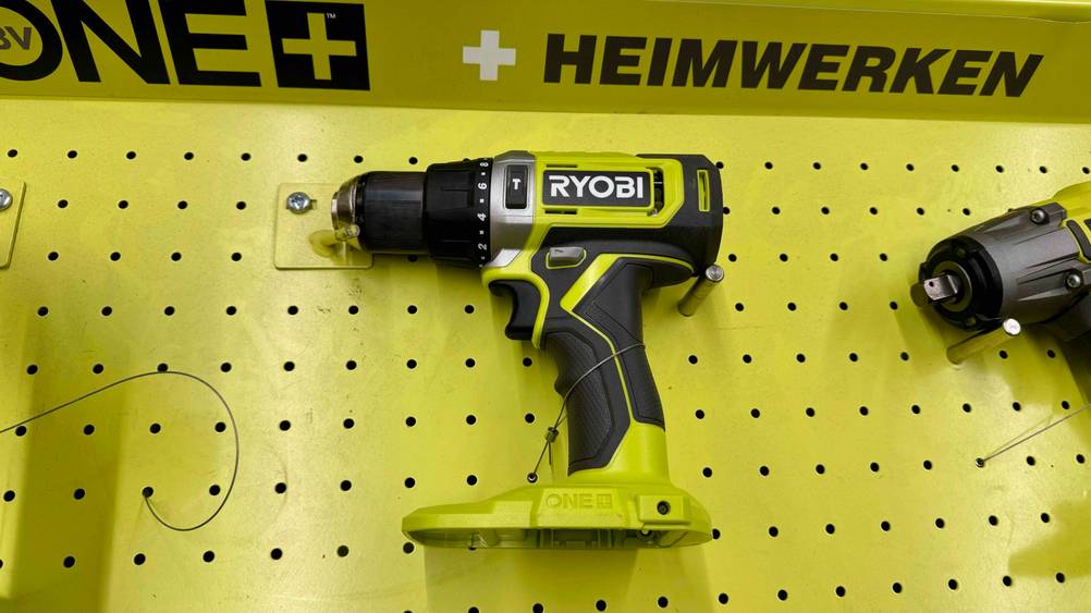 Getestet: Seitenansicht eines Ryobi-Akkuschraubers auf einer gelben Fläche.