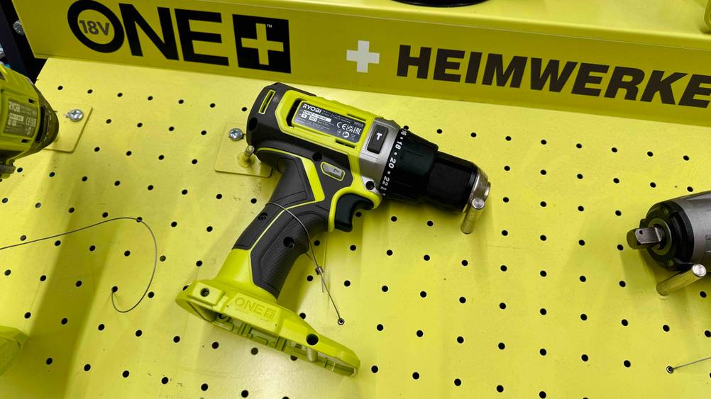 Ryobi-Akkuschrauber-Test: Ein Gerät von der Seite auf einem gelben Regal.