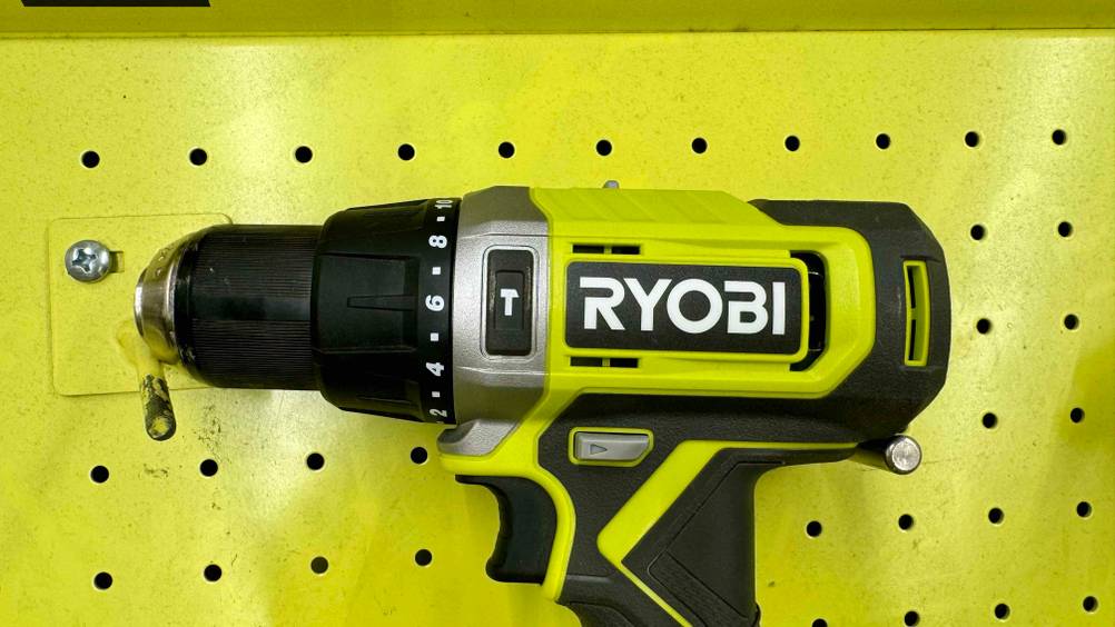 Ryobi-Akkuschrauber im Test: Nahaufnahme des Kopfes mit Motor und Logo.