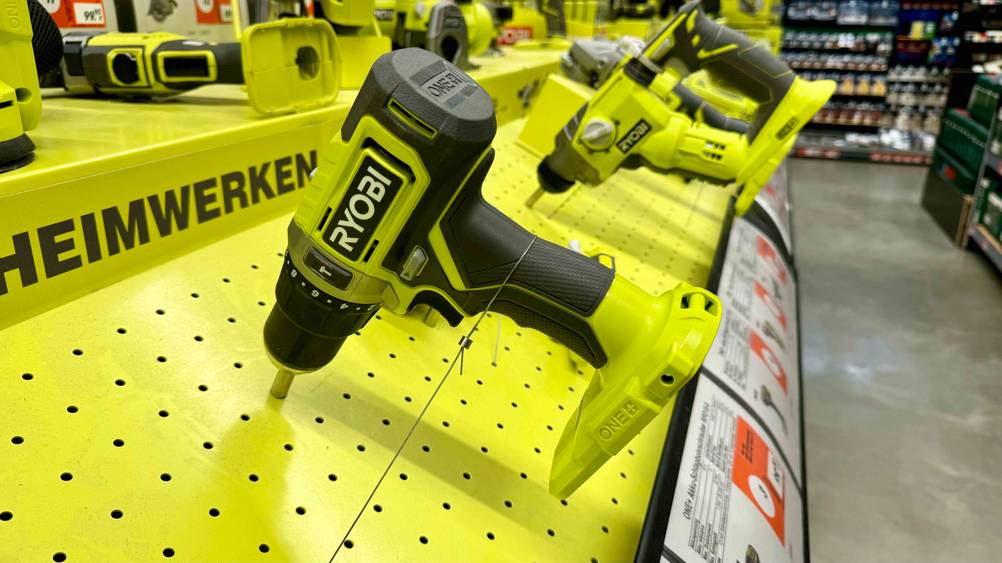 Ryobi-Akkuschrauber getestet: Ein Gerät von der Seite in einem gelben Regal.