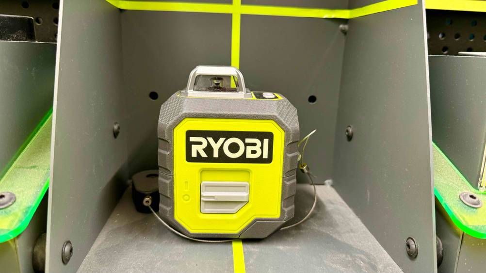 Kreuzlinienlaser (grün) von Ryobi im Test: Auf dem Gerät ist der Markenname zu lesen.