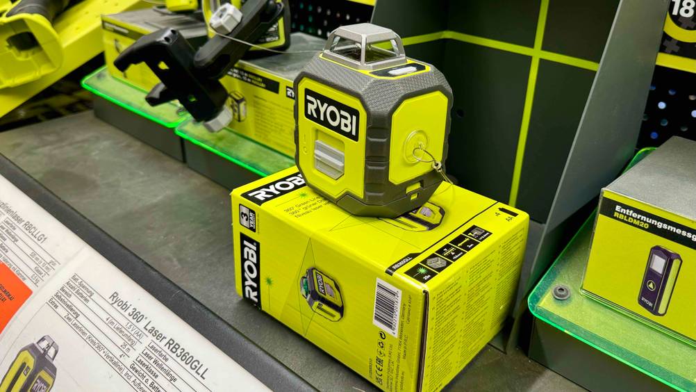 Kreuzlinienlaser (grün) im Test: Gerät steht auf einem Karton.