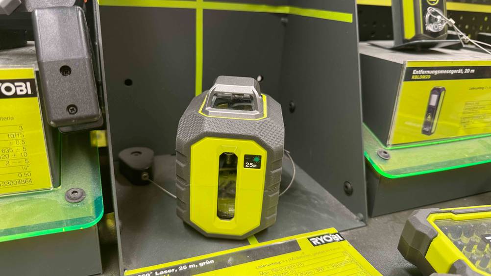 Neben getestetem Kreuzlinienlaser (grün) befinden sich weitere Produkte.