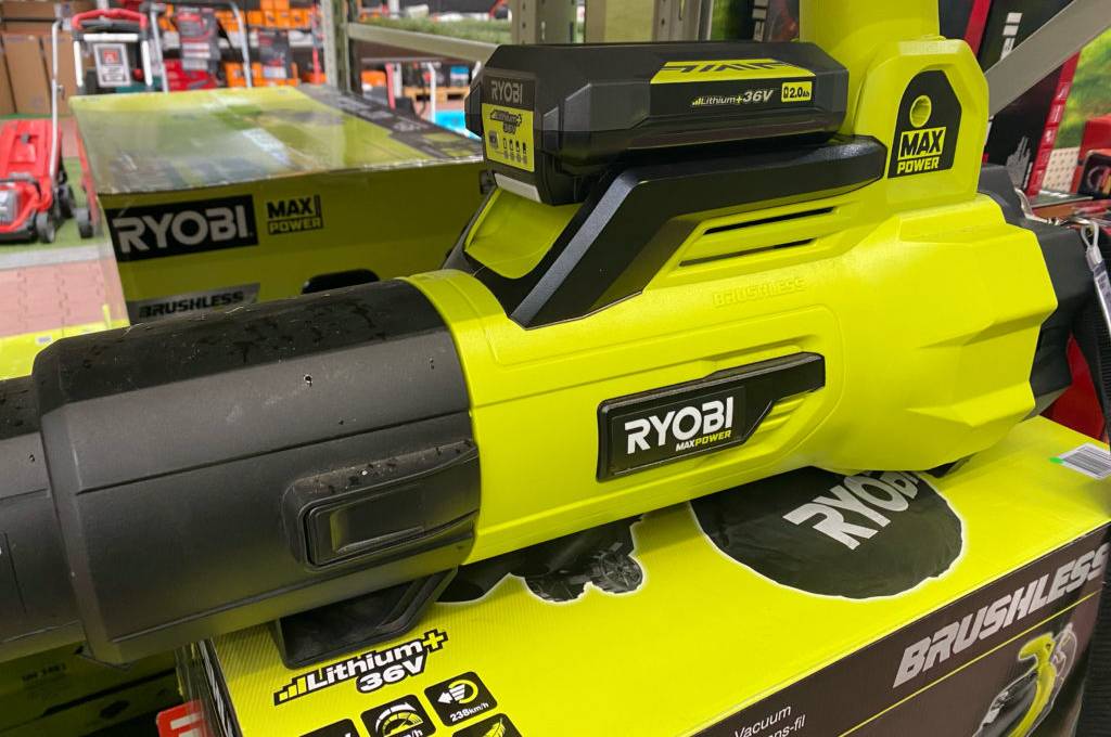 Laubsauger getestet: gelber Maxpower der Marke Ryobi auf seinem Originalkarton in einem Verkaufsbereich.