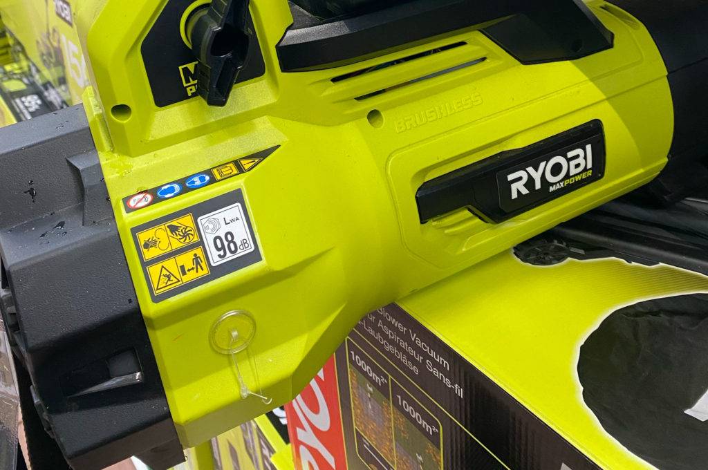 Laubsauger im Test: gelbes Modell Maxpower von Ryobi in einem Verkaufsbereich.