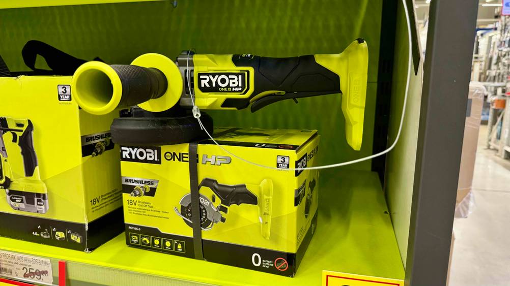 Auf einem Karton liegt der getestete Ryobi-Winkelschleifer.