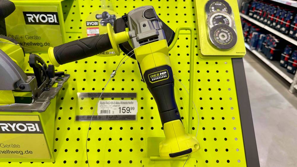 Auf einem Ständer befindet sich der getestete Ryobi-Winkelschleifer neben anderen Geräten.