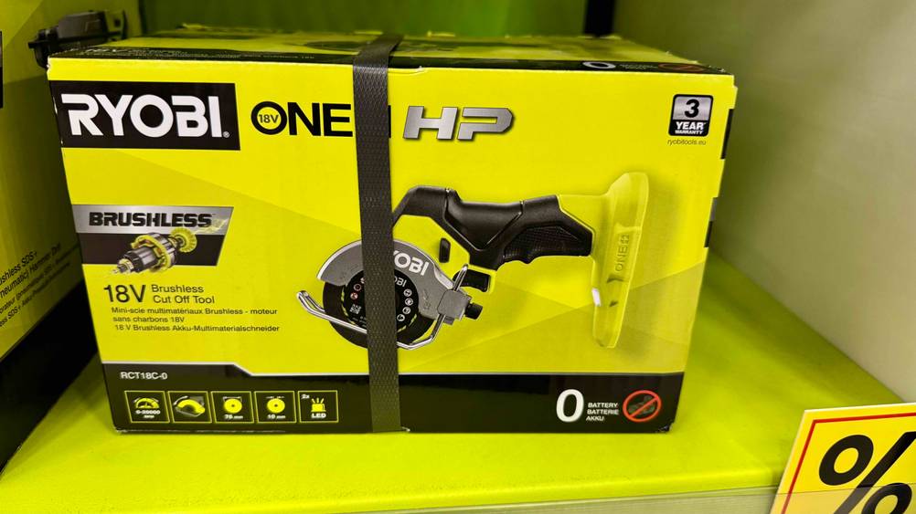 Ryobi-Winkelschleifer getestet: Die Originalverpackung in einem Regal.