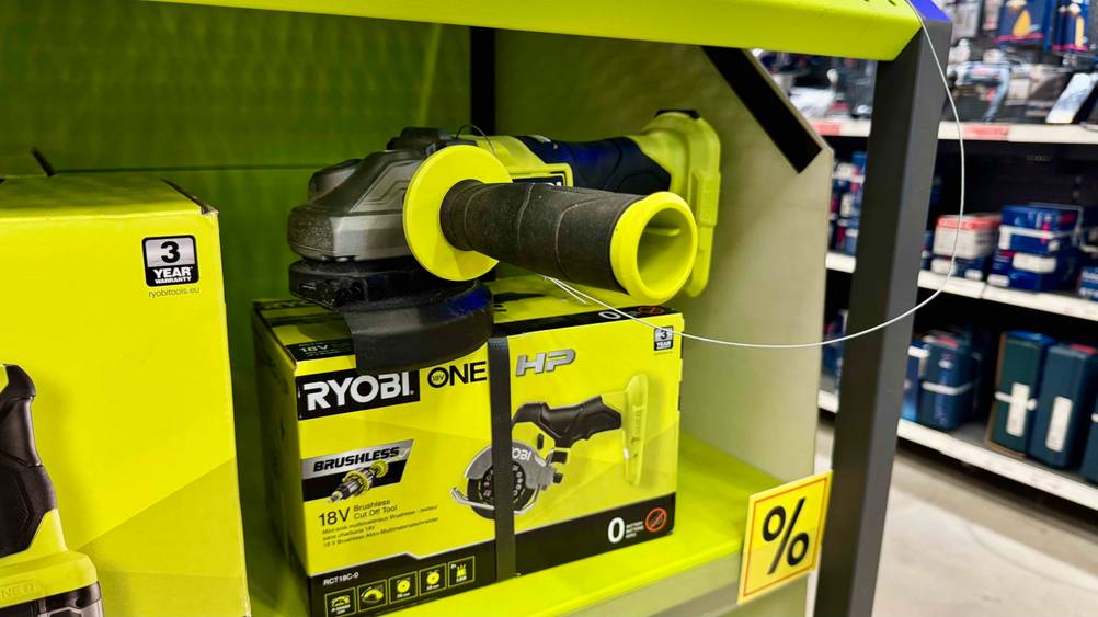 Ryobi-Winkelschleifer im Test: Nahaufnahme des Griffes des Gerätes.