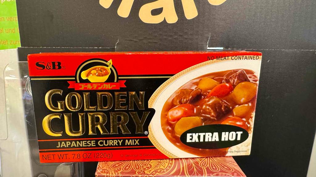 Japanisches golden Curry im Test befindet sich als Tafel in einer Verpackung.