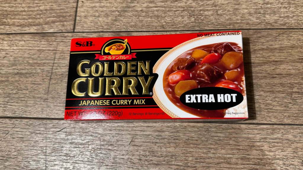 Im Test: Golden Curry als Tafel mit brechbaren Würfeln in einer Verpackung.