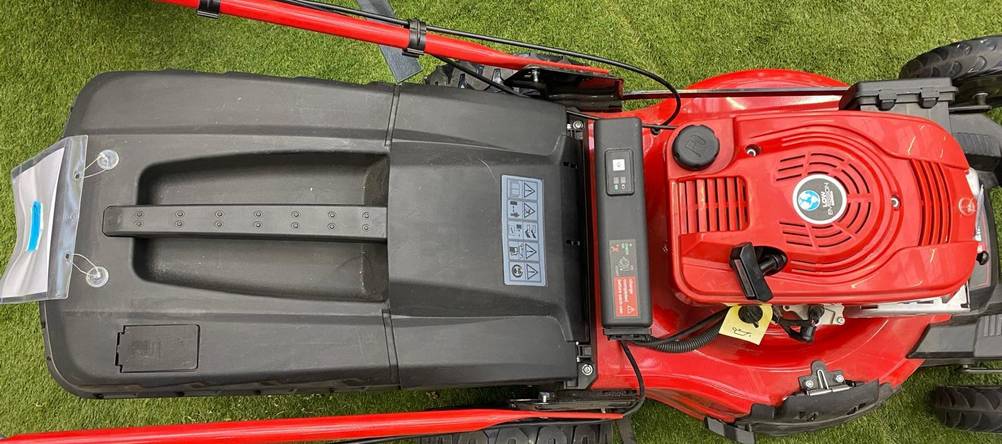 Benzin-Rasenmäher mit 51 cm Schnittbreite im Test: Ansicht von oben mit Fokus auf den integrierten Auffangbehälter.
