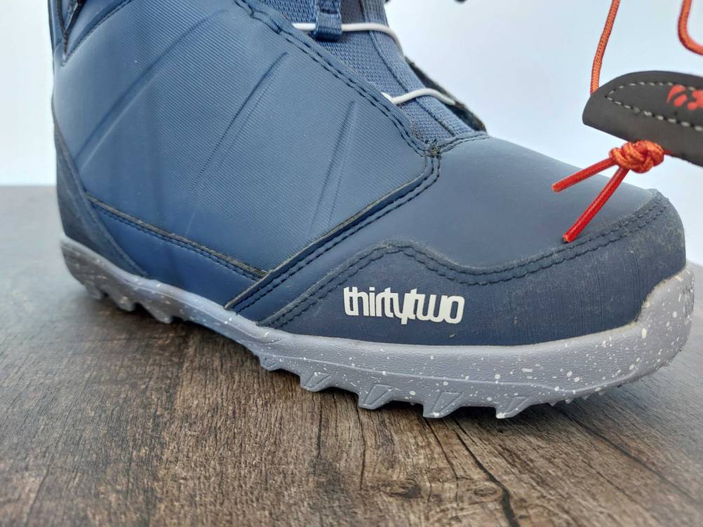 Im Test: Nahaufnahme des Logos an der Spitze eines Snowboard-Boots.