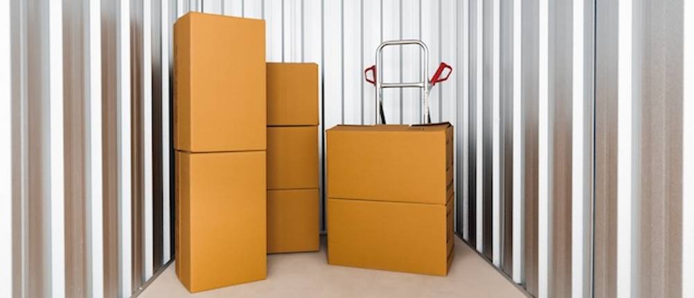Sackkarre 250 kg getestet. Eine Sackkarre steht mit Umzugskisten beladen in einem Container.