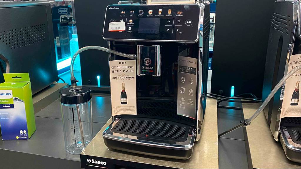 Im Test: Saeco Kaffeevollautomat in Frontansicht.
