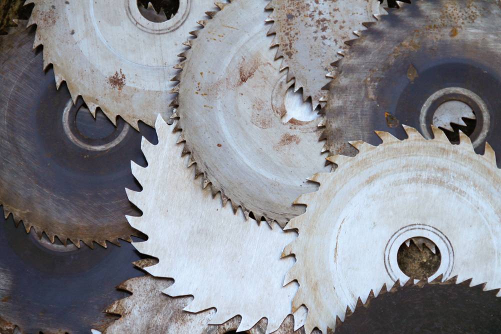 Sägeblatt (160x20) im Test: Eine Anzahl gebrauchter Sägeblätter liegt übereinanderliegend auf einer nicht erkennbaren Oberfläche.