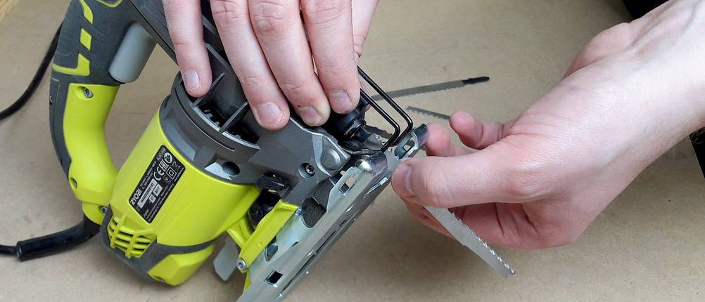 Ryobi Pendelstichsäge RJS1050 Sägeblatt-Wechsel mit Blättern für Bosch Stichsäge