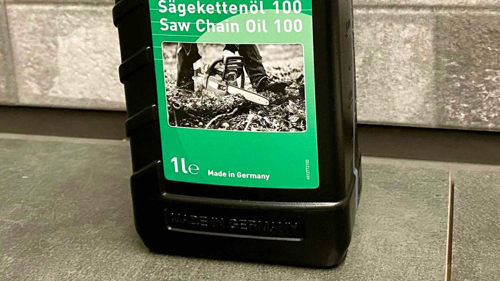Sägekettenöl getestet: Nahaufnahme des Labels mit Informationen zum Inhalt.